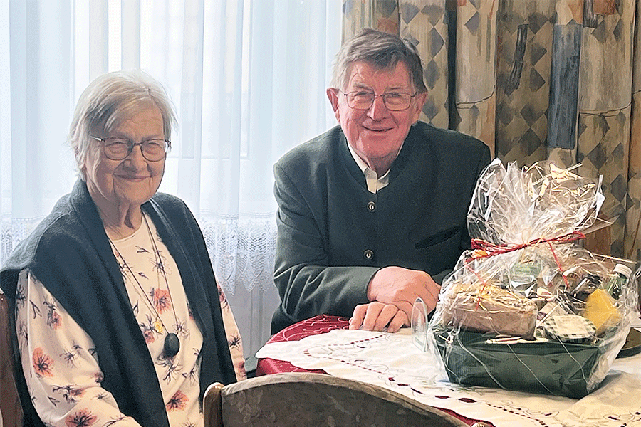 Bezirksvertreter Alois Litschauer (Horn) gratuliert Kollegin Gertrude Dafert zum 90. Geburtstag